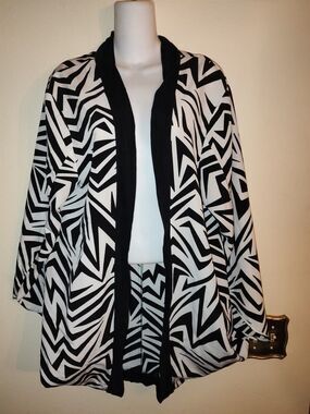 2 pcs Kim Kardashian Semi Sheer Geometric Black & White Cardigan Size L DVD Disc